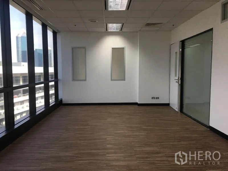 办公空间 出租在Chatuchak, Bangkok - 角落办公室，木地板与落地窗，享城市景观。