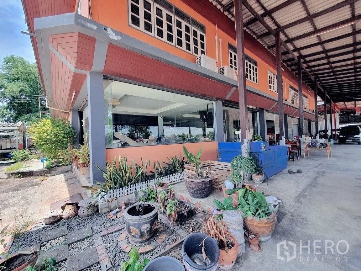 货栈 出租在Lam Luk Ka, Pathum Thani - 两层橙色办公/展厅楼，旁为带顶装卸区