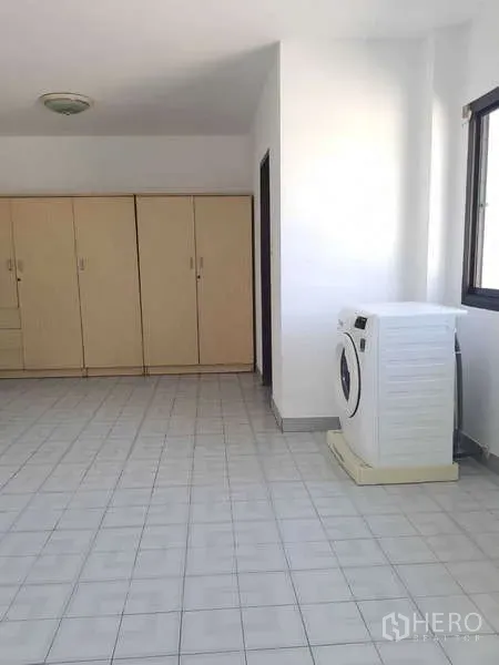 ทาวน์เฮาส์ ให้เช่าในKhlong Toei, Bangkok - ห้องอเนกประสงค์พื้นกระเบื้อง ตู้เสื้อผ้าและเครื่องซักผ้าใกล้หน้าต่าง