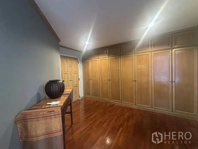 คอนโด ขายในWatthana, Bangkok - โถงทางเดินเรียงตู้เสื้อผ้าไม้เต็มความสูง พื้นไม้เงางาม