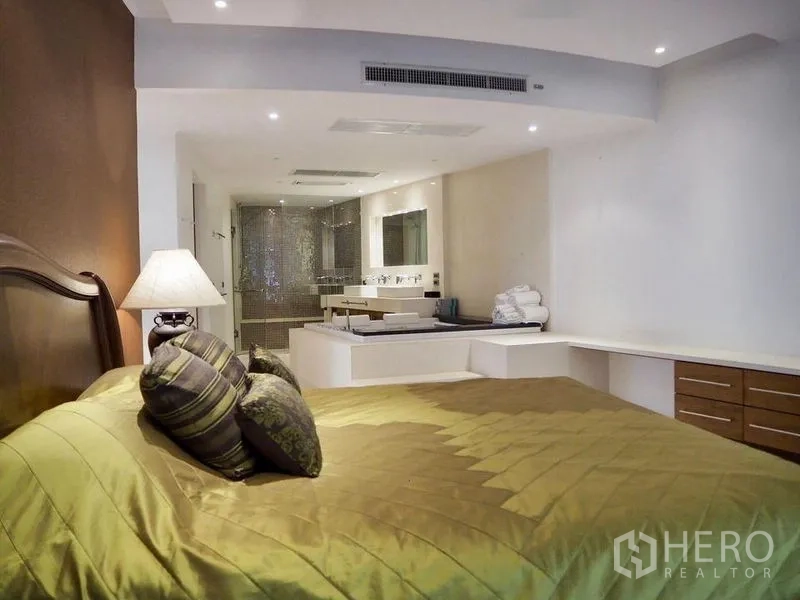 คอนโด ให้เช่าในKhlong San, Bangkok - ห้องนอนใหญ่มาพร้อมห้องน้ำในตัว เคาน์เตอร์ล้างหน้าแบบคู่ และโต๊ะบิวท์อินในคอนโดคลองสาน