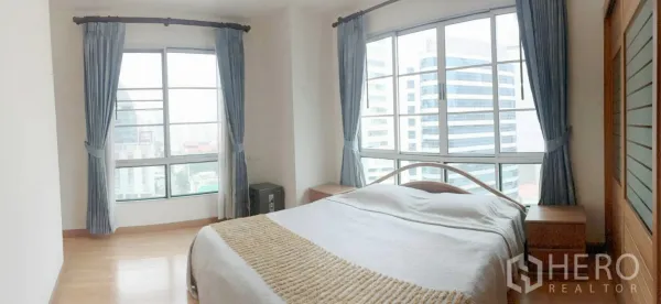 公寓 出租在Khlong Toei, Bangkok - 转角主卧配大面积落地窗，采光充足并可观城市景观