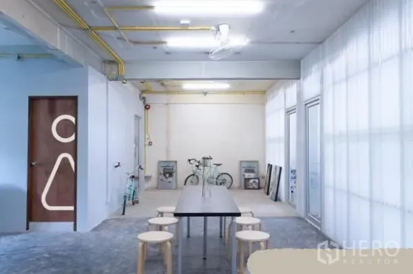 สำนักงาน ให้เช่าในPhaya Thai, Bangkok - โซนส่วนกลางสไตล์มินิมอลอุตสาหกรรม โต๊ะยาว ม้านั่ง เพดานเดินท่อ และผนังกั้นโปร่งแสง