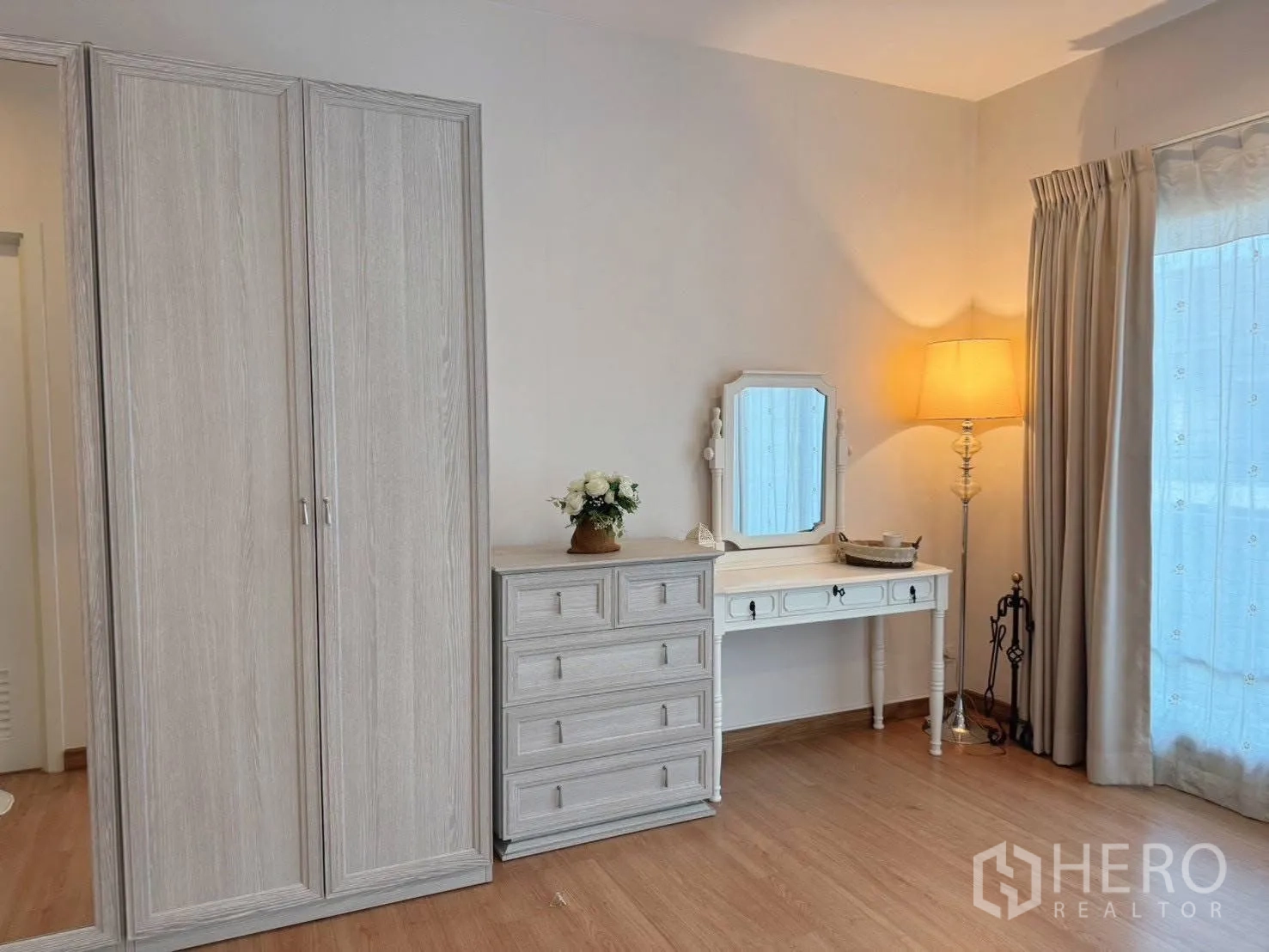 Detached House for rent or sale in Suan Luang, Bangkok - Bedroom corner with wardrobe, chest of drawers and dressing table.