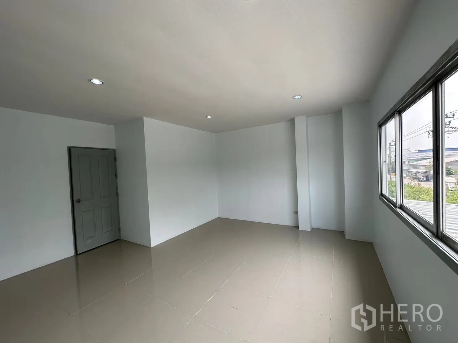 โรงงาน for rent in Bang Bua Thong, Nonthaburi - ห้องมุมสว่างพร้อมไฟดาวน์ไลท์และหน้าต่างรับวิว