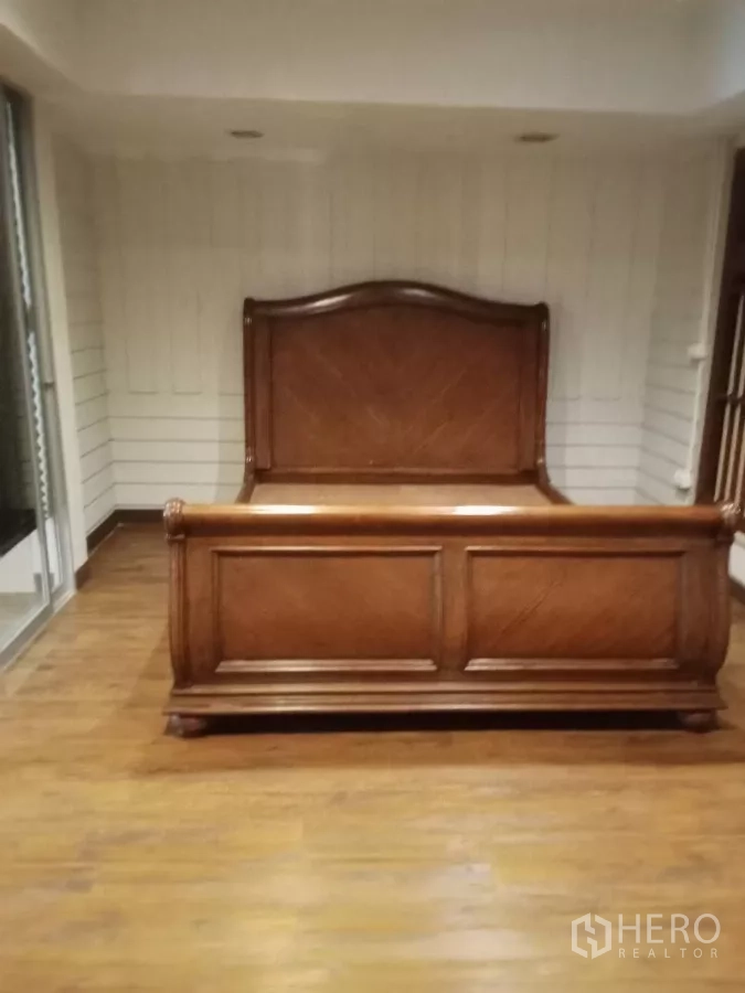 สำนักงานที่บ้าน ให้เช่าในLat Phrao, Bangkok - ห้องนอนพร้อมเตียงไม้และผนังไม้สีขาว