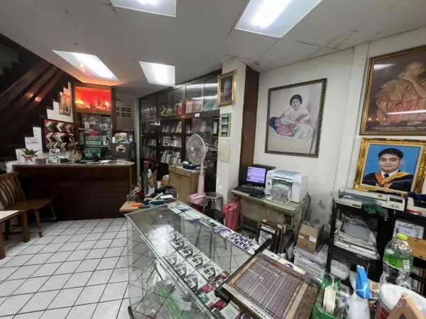 店屋 出租在Watthana, Bangkok - 楼梯旁接待台，玻璃柜与瓷砖地面