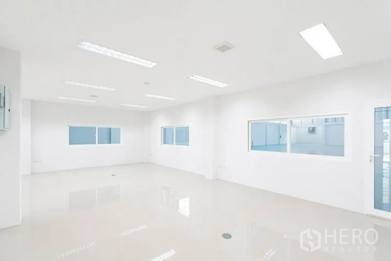 โรงงาน ให้เช่าในBang Phli, Samut Prakan - พื้นที่สำนักงานสีขาวสว่าง มีหน้าต่างมองเห็นโกดังและไฟ LED