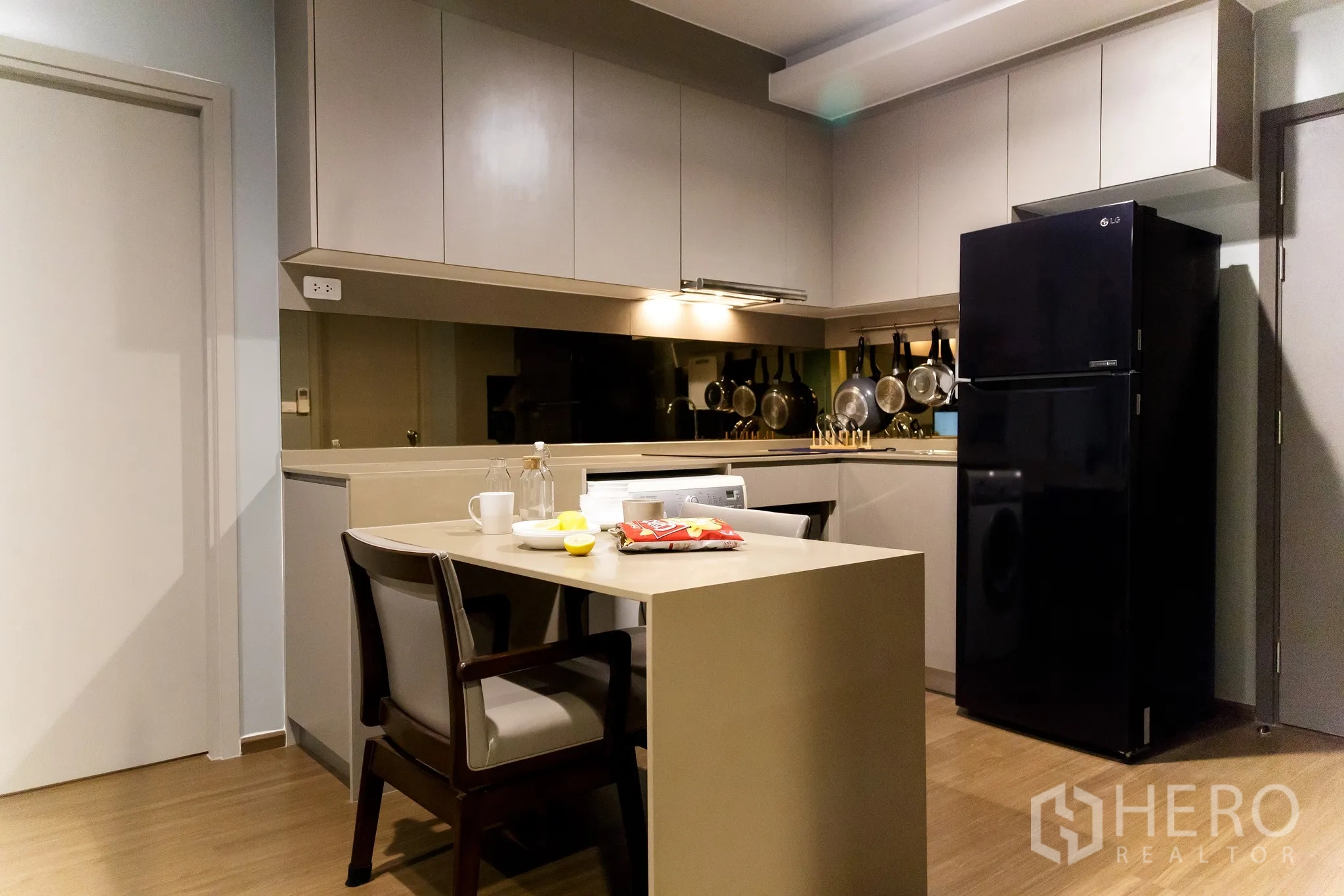 คอนโด for rent in Phra Khanong, Bangkok - ห้องครัวบิลท์อินพร้อมตู้เก็บของ ไอส์แลนด์ทานข้าว และตู้เย็น