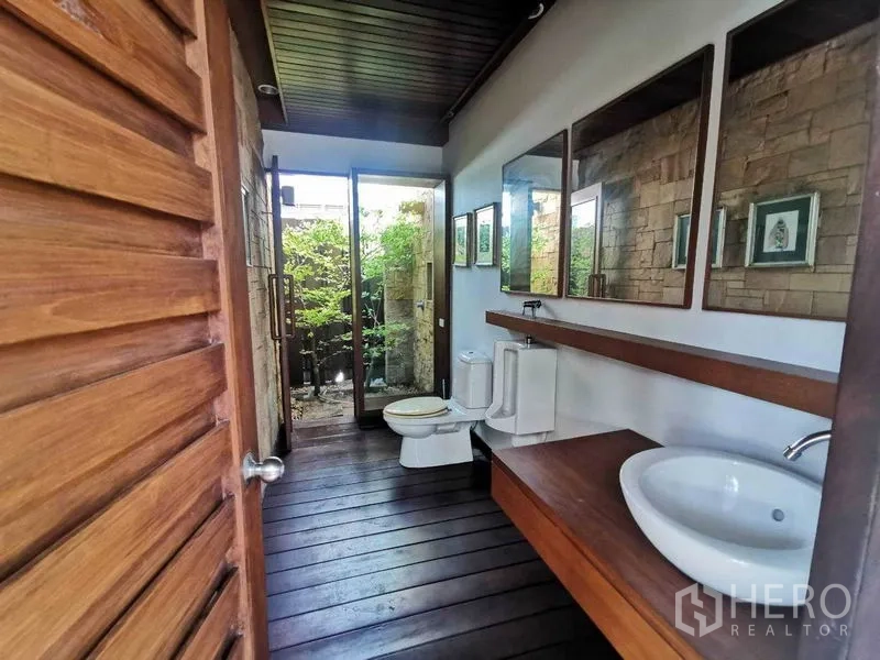 สำนักงานที่บ้าน ให้เช่าในBangkok Noi, Bangkok - ห้องน้ำสมัยใหม่ พื้นไม้ เคาน์เตอร์ลอย และประตูกระจกเปิดสู่สวนส่วนตัว