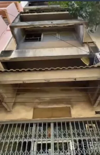 店屋 出租在Watthana, Bangkok - 临街店屋外立面，多层阳台与金属折叠门，从街道仰拍。