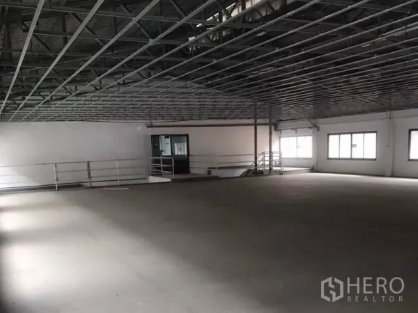 工厂 出租在Bang Bua Thong, Nonthaburi - 开放式上层生产区，金属桁架屋顶、窗户与安全栏杆