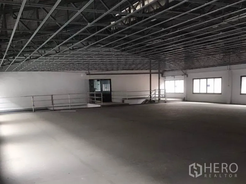 工厂 出租在Bang Bua Thong, Nonthaburi - 开放式上层生产区，金属桁架屋顶、窗户与安全栏杆