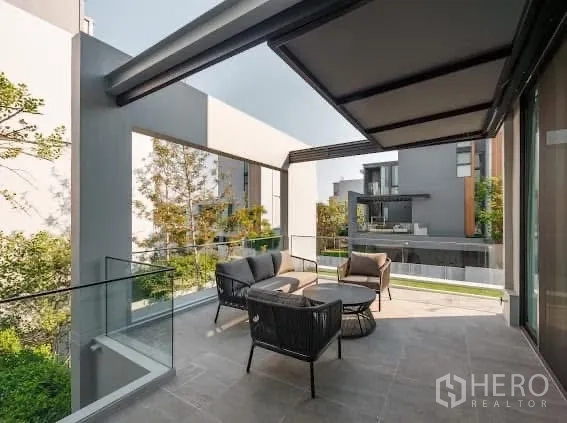 独栋房屋 for rent or sale in Saphan Sung, Bangkok - 带顶露台配户外座椅与玻璃护栏，可眺望现代住宅景观。