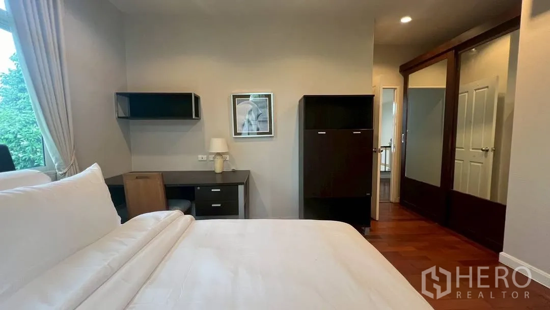 Detached House for rent in Lat Krabang, Bangkok - Bedroom with built-in desk, shelves and wardrobe facing the bed.