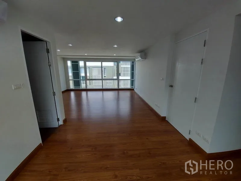 ทาวน์เฮาส์ ขายในWang Thonglang, Bangkok - ห้องนอนกว้าง พื้นไม้ ไฟดาวน์ไลท์ และหน้าต่างบานกว้าง