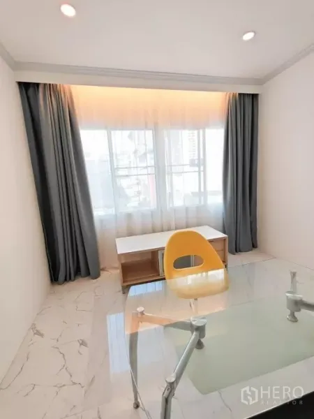 บ้าน ให้เช่าในYan Nawa, Bangkok - ห้องทำงานสว่าง โต๊ะกระจก เก้าอี้สีเหลือง และหน้าต่างใหญ่พร้อมผ้าม่าน