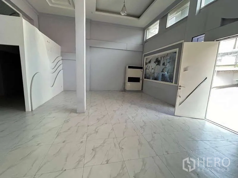 货栈 出租在Bang Phli, Samut Prakan - 高挑仓库前厅，仿大理石地砖与采光充足的窗户