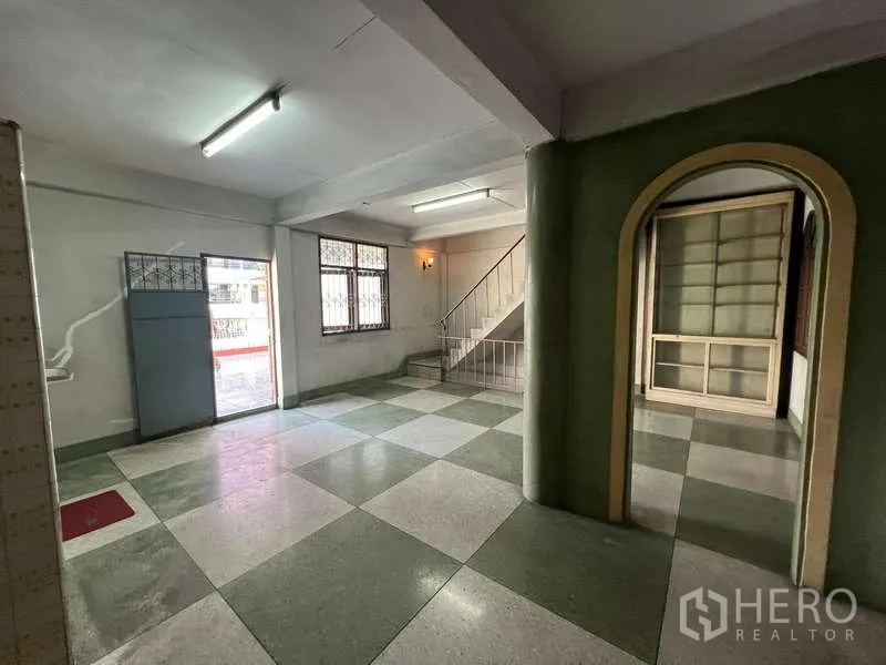 อาคารพาณิชย์ ให้เช่าในSuan Luang, Bangkok - โถงค้าปลีกโล่ง มองเห็นหน้าต่างและบันไดขึ้นชั้นบน