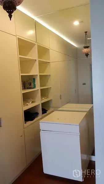 สำนักงานที่บ้าน ขายในWang Thonglang, Bangkok - ห้องแต่งตัวแบบวอล์กอินพร้อมตู้บิลท์อินและกระจกเต็มผนัง