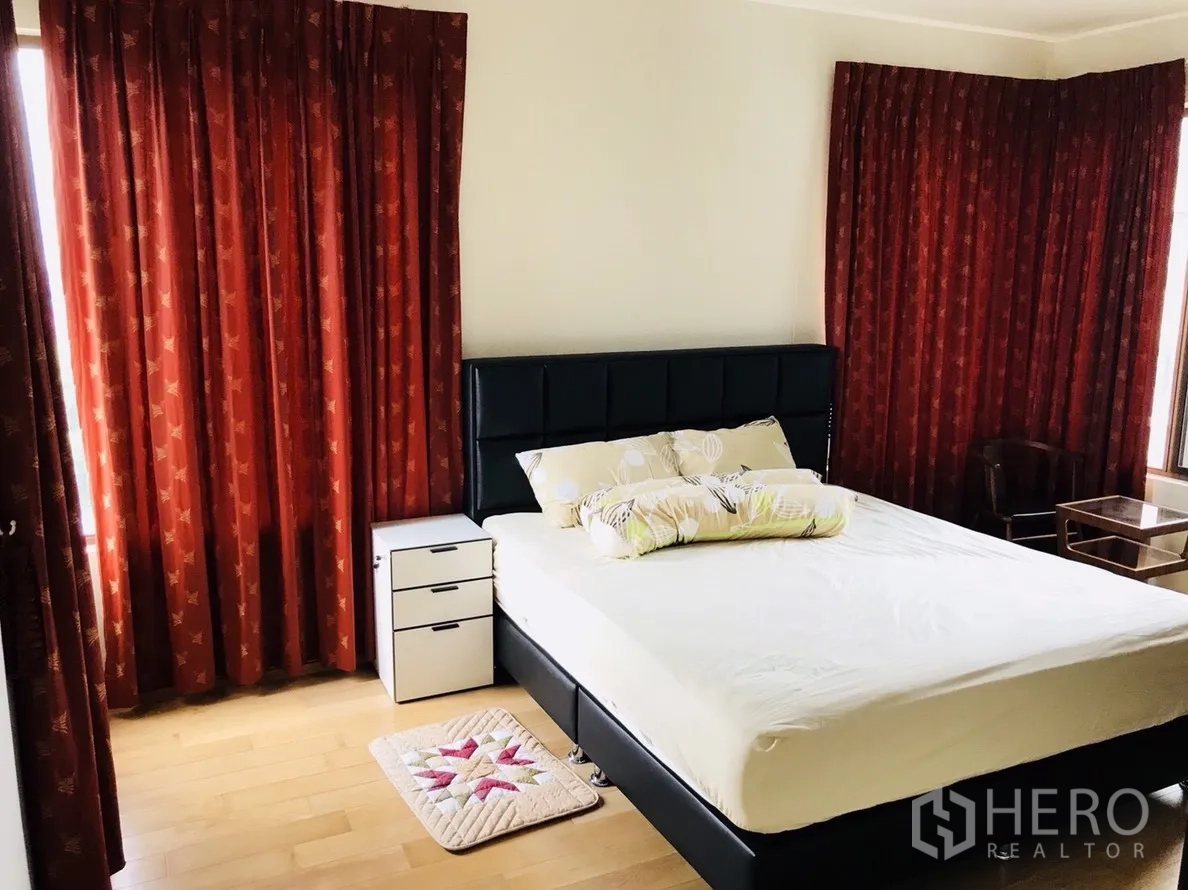 คอนโด ให้เช่าหรือขายในKhlong Toei, Bangkok - ห้องนอนมุม เตียงคิง หน้าต่างบานใหญ่ ผ้าม่านสีแดง และพื้นไม้