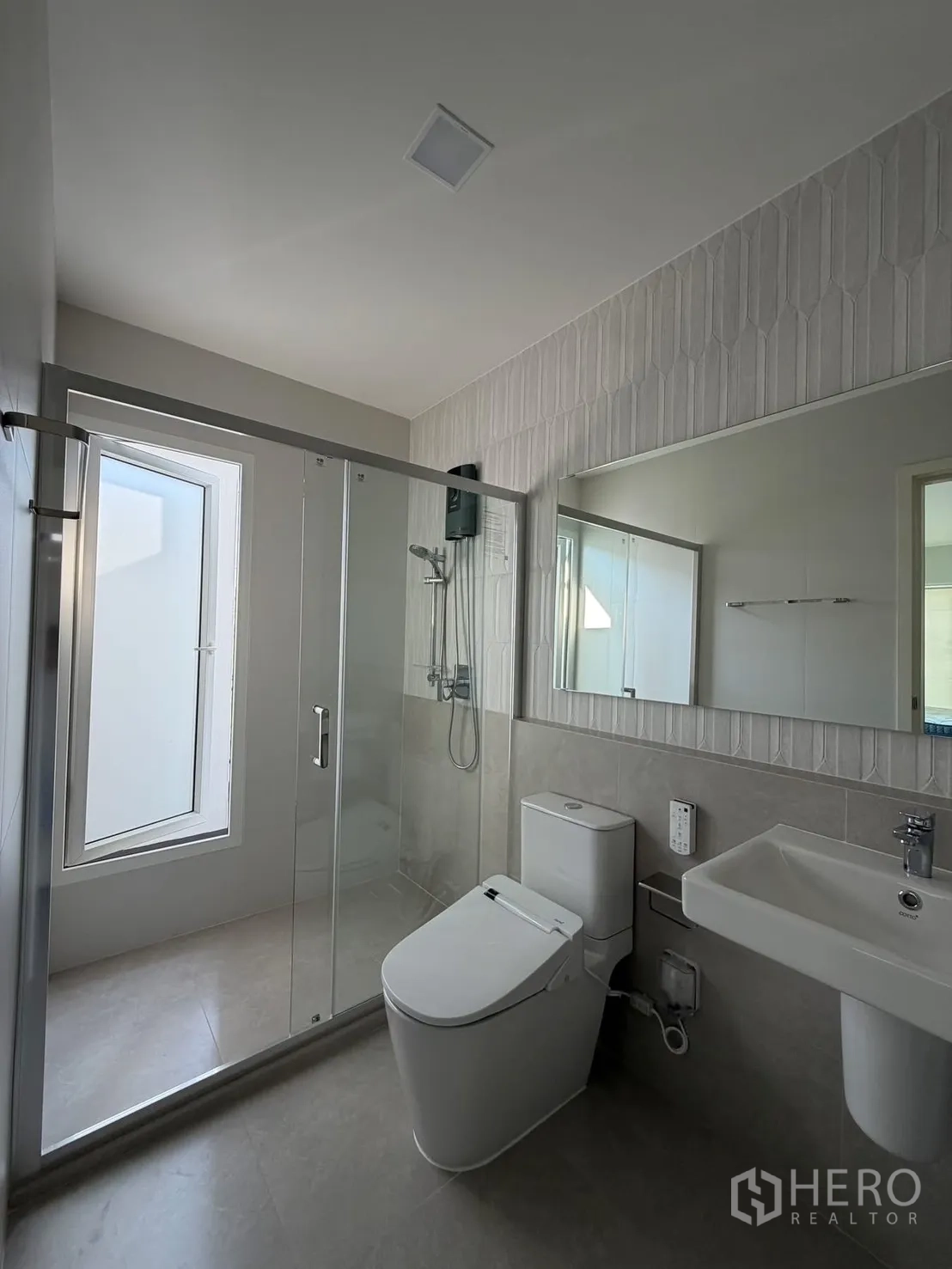 บ้าน ให้เช่าในBang Na, Bangkok - ห้องน้ำร่วมสมัย ประตูกระจกบานเลื่อนโซนอาบน้ำ และโถสุขภัณฑ์อัตโนมัติ