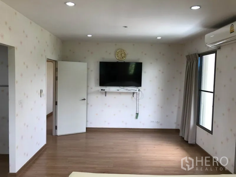 บ้าน ให้เช่าในSuan Luang, Bangkok - พื้นที่โถงชั้นบนพื้นไม้ พร้อมทีวีติดผนังและเครื่องปรับอากาศ