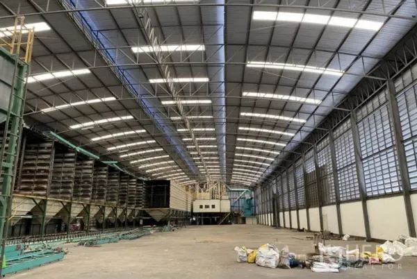 Factory for rent in Ban Phaeo, Samut Sakhon - Vast factory interior featuring high steel truss roof, skylights and open production floor.