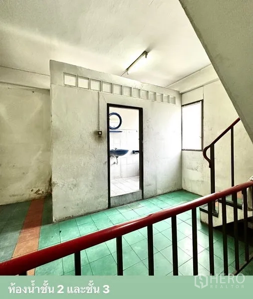 อาคารพาณิชย์ ให้เช่าในWatthana, Bangkok - โถงบันไดพร้อมประตูเข้าส่วนห้องน้ำและพื้นกระเบื้องสีเขียว.