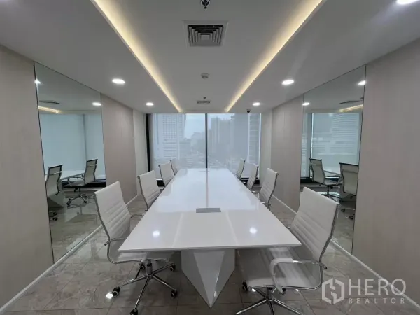办公空间 出租在Din Daeng, Bangkok - 现代会议室，白色行政椅、线性灯带与落地窗，眺望曼谷天际线。