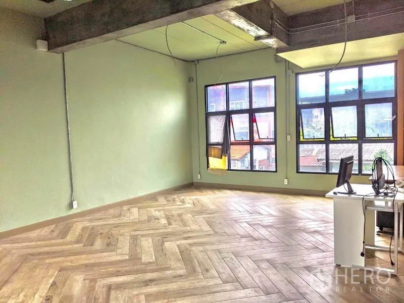 办公空间 出售在Lat Phrao, Bangkok - 开放工作区，外露梁、拼花木地板与双窗