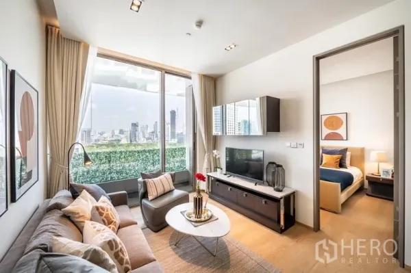 公寓 出租在Bang Rak, Bangkok - 客厅连通卧室，超大窗户与城市景观带来明亮开阔感。