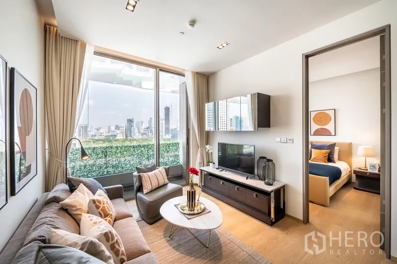 公寓 出租在Bang Rak, Bangkok - 客厅连通卧室，超大窗户与城市景观带来明亮开阔感。