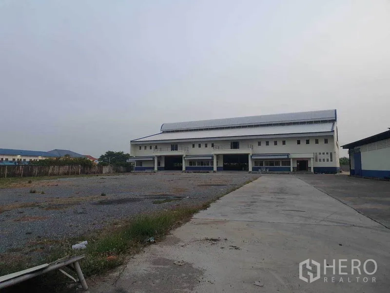 工厂 出租在Bang Bua Thong, Nonthaburi - 大型厂房正立面，多个装卸月台与开阔前场。