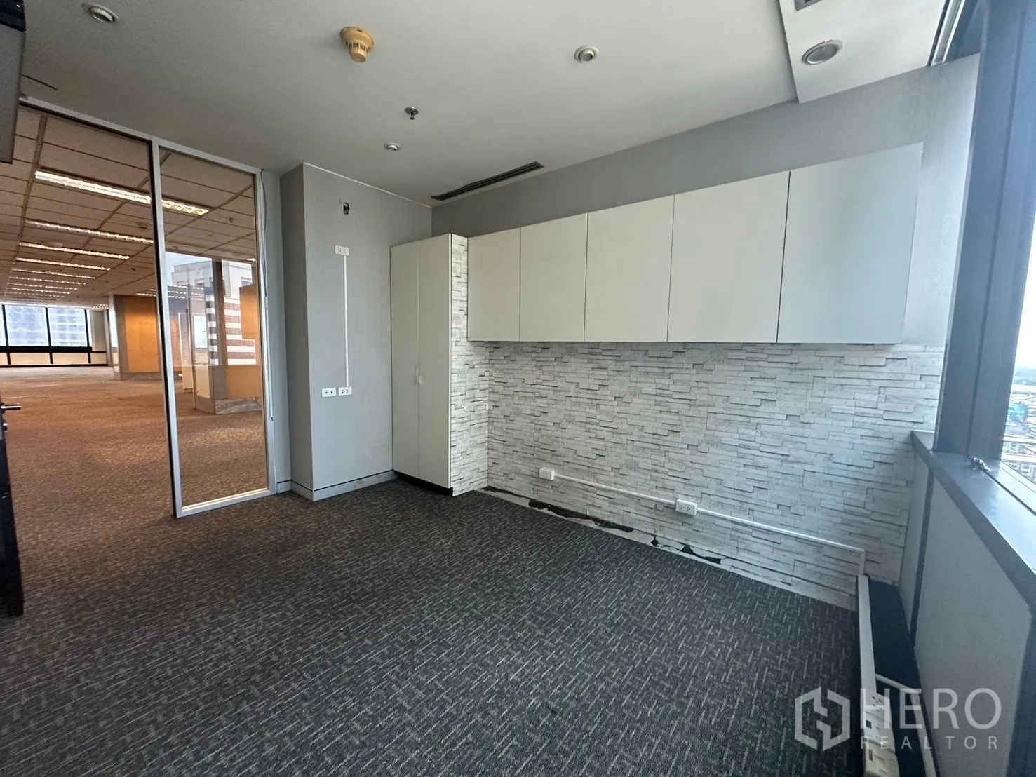 สำนักงาน ให้เช่าในKhlong Toei, Bangkok - ห้องทำงานขนาดเล็ก ตู้บิลต์อินและผนังลายหิน พร้อมฉากกระจก