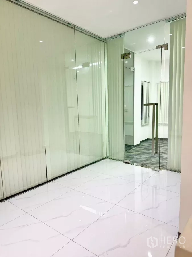 สำนักงานที่บ้าน ให้เช่าหรือขายในWang Thonglang, Bangkok - ห้องกั้นกระจกพร้อมประตูบานสไลด์และพื้นกระเบื้องขาว