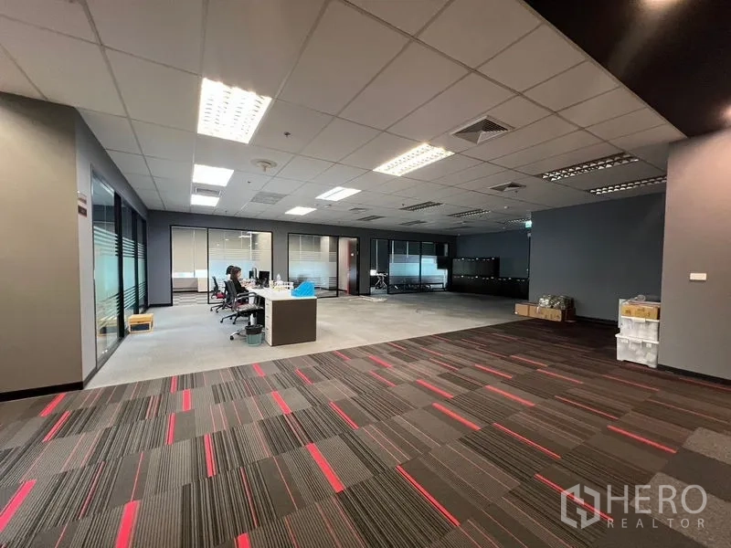 办公空间 出租在Huai Khwang, Bangkok - 明亮开放式区域，摆放工位与地毯砖，可立即使用。