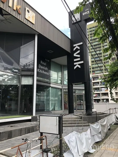 พื้นที่ขายปลีก ให้เช่าในWatthana, Bangkok - ด้านหน้าพลาซ่าพร้อมป้ายไพลอน บันได และประตูกระจกบานใหญ่ย่านทองหล่อ