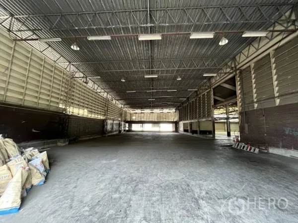 工厂 出租在Phra Pradaeng, Samut Prakan - 长跨仓库分区，通风金属墙体与高净空。