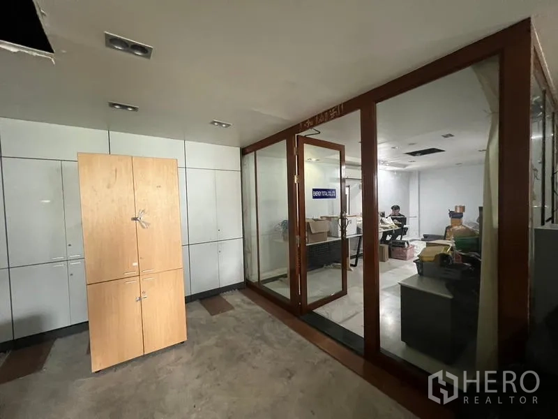 พื้นที่ขายปลีก ให้เช่าในBang Rak, Bangkok - โถงทางเข้าพร้อมตู้บิวต์อินและห้องประชุมกรอบไม้กระจก