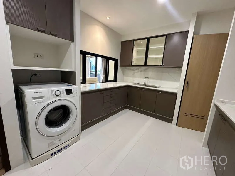 คอนโด ให้เช่าในWatthana, Bangkok - ครัวเอนกประสงค์พร้อมเครื่องซักผ้า ตู้เก็บของมาก และท็อปหินลายหินอ่อน