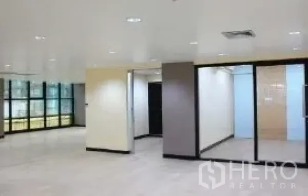 办公空间 出租在Bang Rak, Bangkok - 宽敞办公室，玻璃墙会议室与中性色装饰。