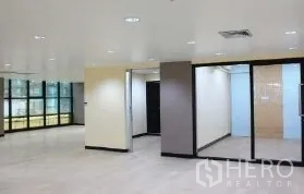办公空间 出租在Bang Rak, Bangkok - 宽敞办公室，玻璃墙会议室与中性色装饰。