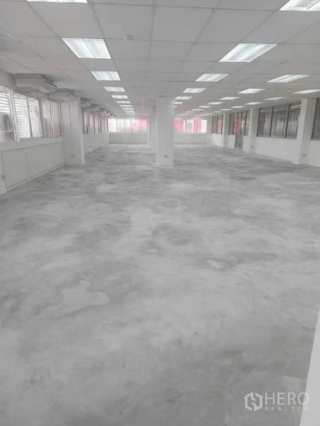 สำนักงาน ให้เช่าในPathum Wan, Bangkok - พื้นที่สำนักงานโล่ง พื้นคอนกรีต ฝ้าเพดานกริดพร้อมไฟฟลูออเรสเซนต์