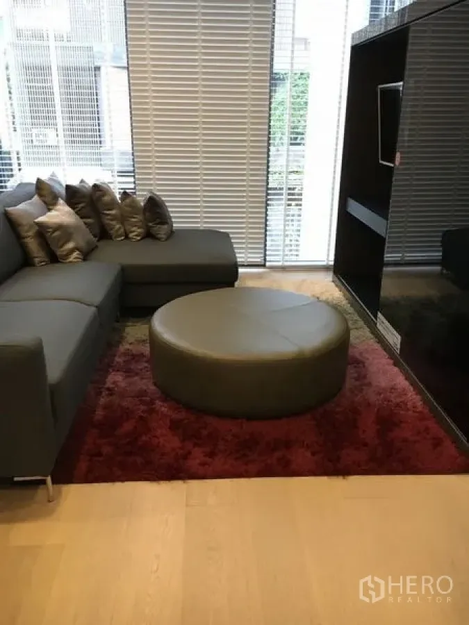 独立式住宅 出租在Wang Thonglang, Bangkok - 客厅另一视角，转角沙发面向内置电视墙。