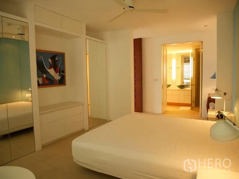 คอนโด ให้เช่าในKhlong Toei, Bangkok - ห้องนอนหลักเชื่อมต่อห้องน้ำในตัวโทนอบอุ่น