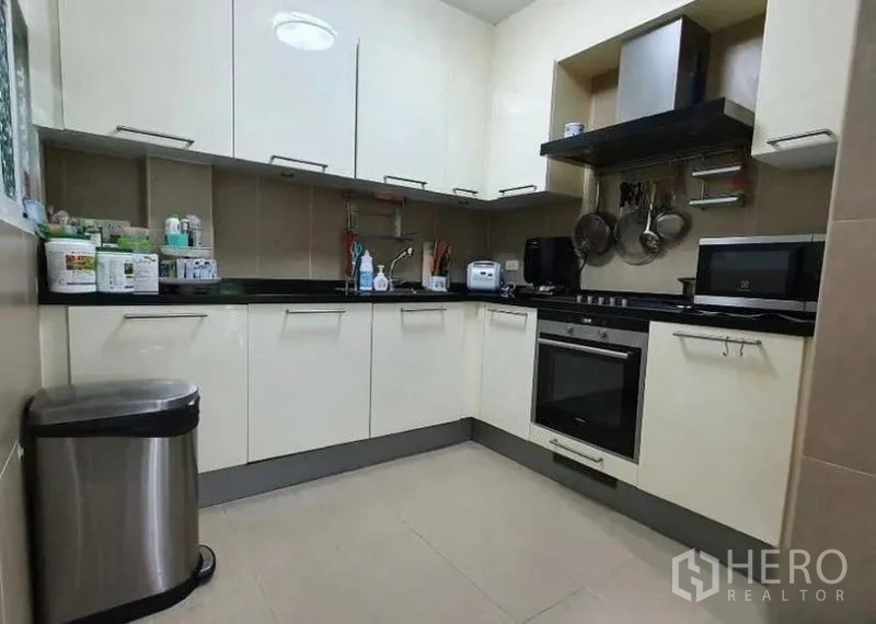 บ้าน ให้เช่าหรือขายในLat Krabang, Bangkok - ห้องครัวรูปตัวแอล พร้อมตู้เก็บของ เตาอบ เตาแก๊ส และเครื่องดูดควัน