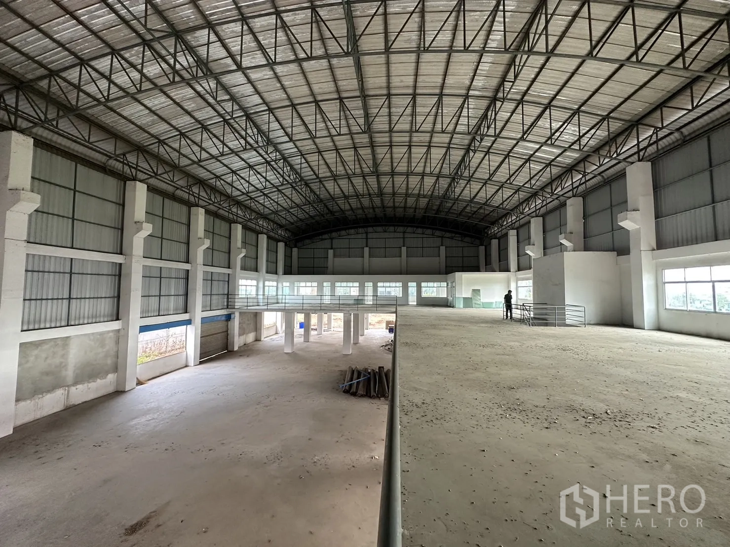 工厂 出租在Pak Kret, Nonthaburi - 高位视角，展示高层厂房结构与大窗户。