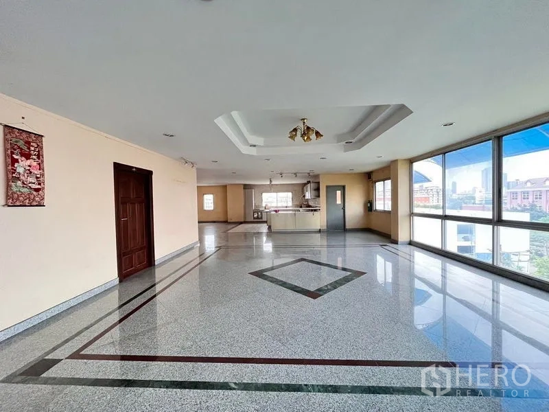 อาคารพาณิชย์ ขายในWang Thonglang, Bangkok - ห้องอเนกประสงค์สว่าง ฝ้าหลุม และผนังกระจกเต็มบาน