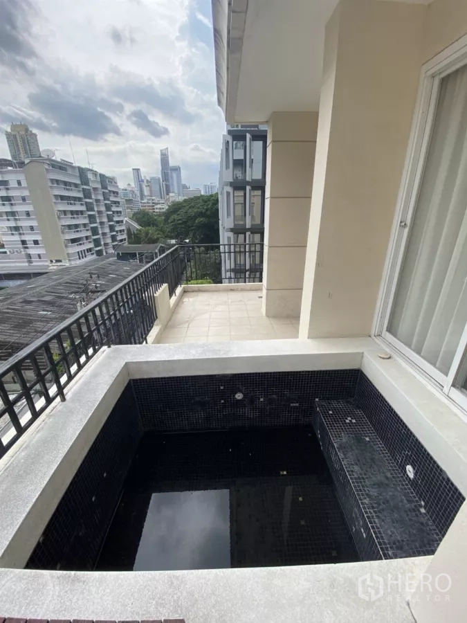 คอนโด ให้เช่าในWatthana, Bangkok - สระแช่ตัวบนระเบียง มองเห็นวิวสกายไลน์และพื้นที่สีเขียว ใกล้รถไฟฟ้า BTS พร้อมพงษ์